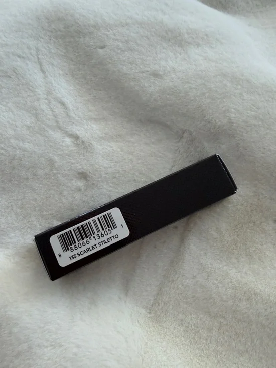 Tom Ford Liquid Lip Luxe Matte Liquid Lipstick - 133 SCARLET STILETTO - Picture 4 of 4